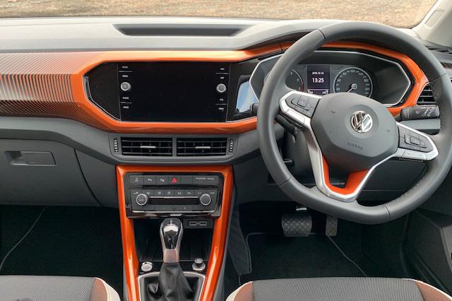 画像12: 新型「T-Cross」も!? クルマ業界女子部クリスマスリースづくり
