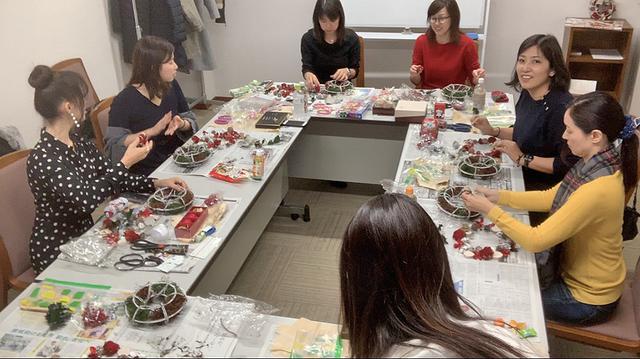 画像2: 新型「T-Cross」も!? クルマ業界女子部クリスマスリースづくり