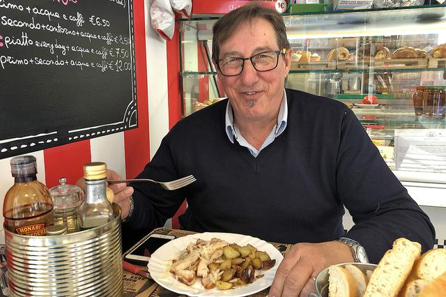 画像: ドライバー歴30年のルチアーノさんがランチ休憩をとる。