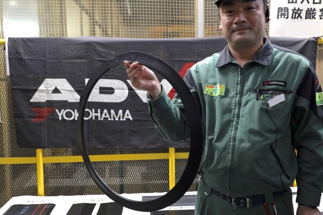 画像: ビード(写真)をはじめ、カーカス、トレッド、ベルトといったパーツがそれぞれつくられ、成形工程で1本のタイヤに組み上げられる。加硫前の生タイヤは「グリーンタイヤ」と呼ばれる。