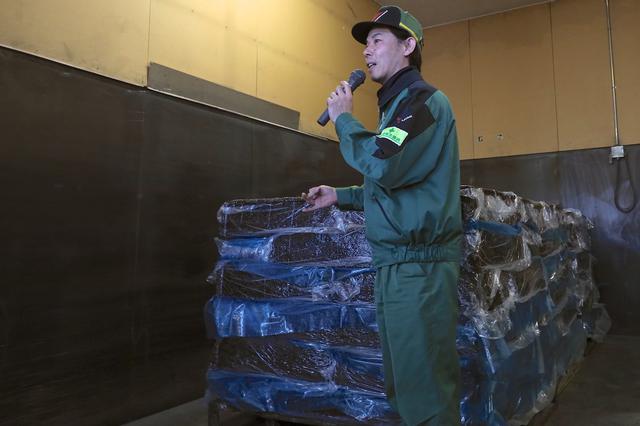 画像: 工場に運び込まれた原料のゴム