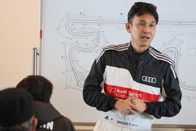 画像: ブリーフィングで講師を務める田ヶ原章蔵選手