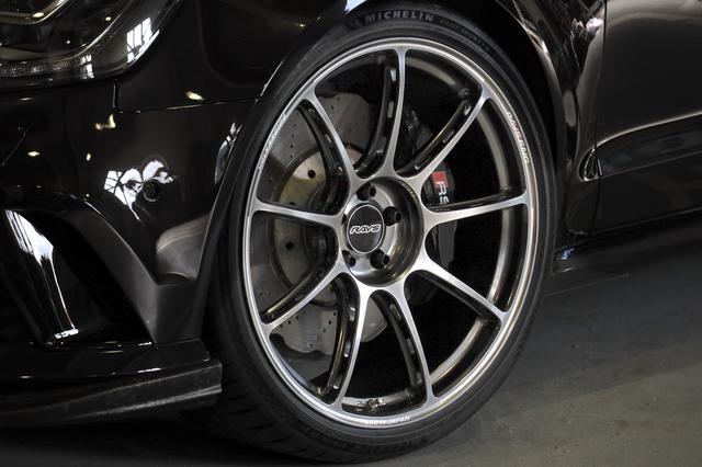 画像: Audi RS 6 Avantに装着されたGT090。このブライトニングメタルダークに加えて、ブラストブラックが用意される。