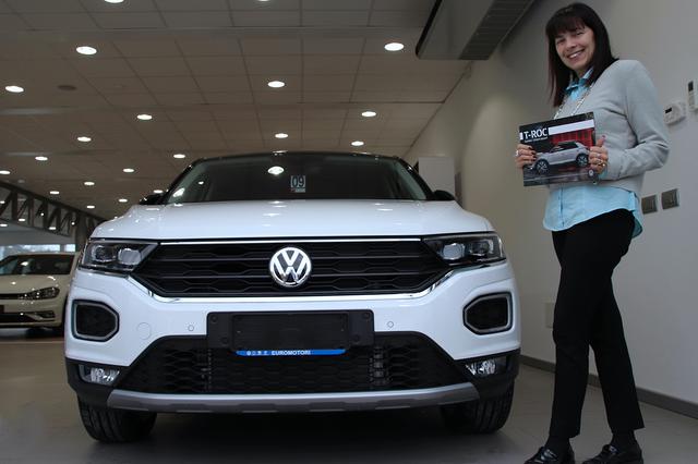 画像: シエナのVW正規販売店「エウロモトーリ」で。営業のキアラ・ファロルニさんとT-Roc。
