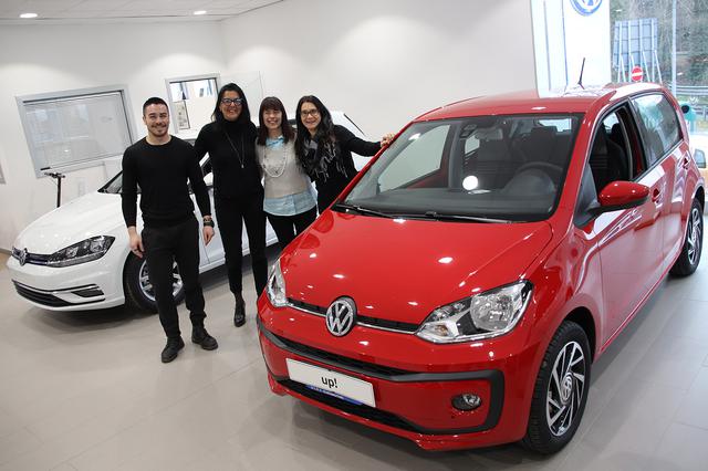 画像: VWの好調に合わせて、スタッフを増員。ショールーム内は活気に溢れている。