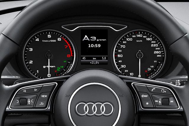 画像: Audi A3 Sportback g-tonのメーター。左の回転計にはCNG用残量計が緑色で、右の速度計にはガソリンの残量計が白色で備わる。