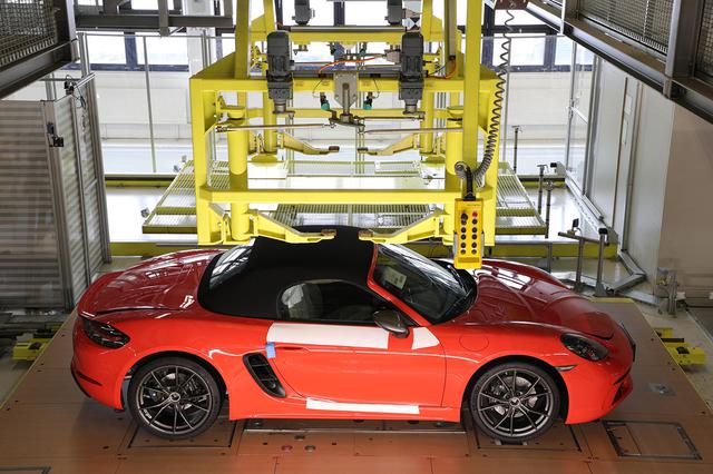画像1: 「Behind the Scenes」で組み立て中の愛車が見られる!