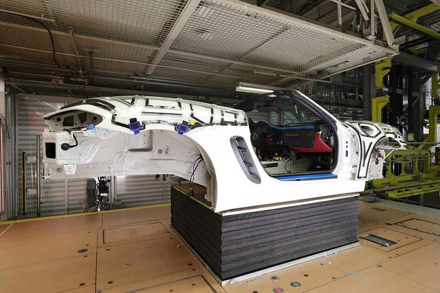 画像5: 「Behind the Scenes」で組み立て中の愛車が見られる!