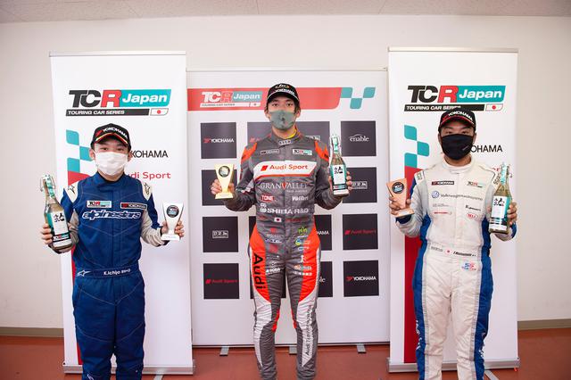 画像: オーバーオールの上位3選手。優勝の#21 篠原選手(中央)、2位の#190 一條選手(左)、3位の#25 松本選手(右)