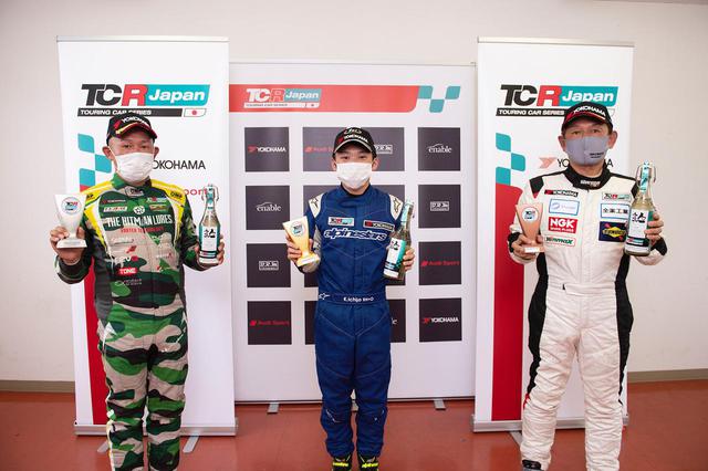 画像: ブロンズクラスの上位3選手。優勝の#190 一條選手(中央)、2位の#19 HIROBON選手(左)、3位の#62 塩谷選手(右)