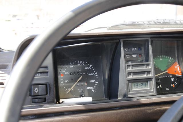 画像: 1980-90年代におけるVWの典型的な書体で記されたスピードメーター。オドメーターは22万kmを刻んでいる。
