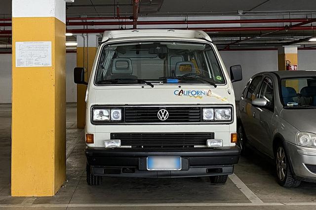 画像: スーパーマーケットの地下駐車場にて。食料品の買い出しだろうか。