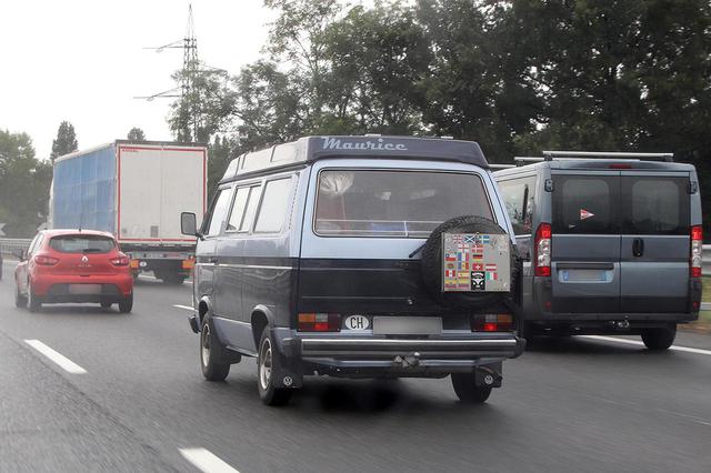 画像: 「太陽の道」で。スイスナンバーの車。リアに貼られた国旗のいくつかは、T3で訪れた国々か。