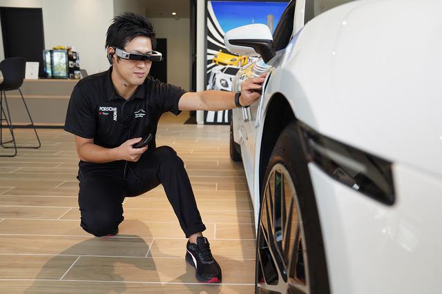 画像1: 「Porsche Online Consultation with スマートグラス」を試験導入