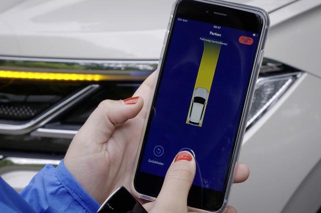 画像1: スマホでリモート車庫入れ可能な「Park Assist Plus」登場