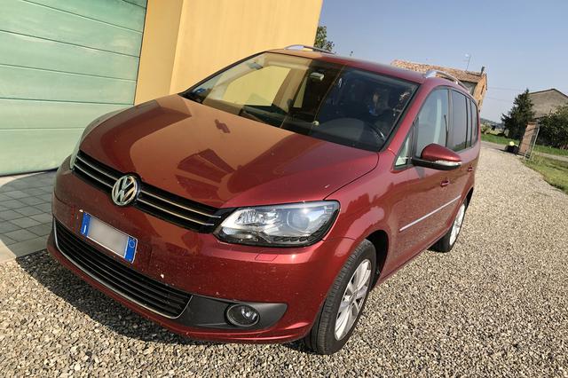 画像: ふたりにとって3台目となるトゥーランは、2015年に購入した2.0TDI。