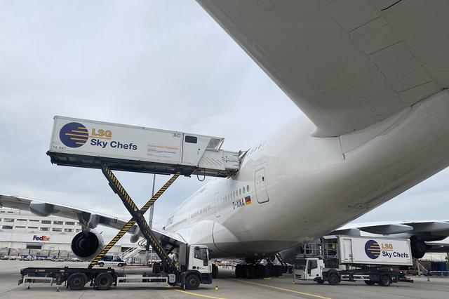 画像: ルフトハンザのエアバスA380「フランクフルト・アム・マイン」号に、機内食用ケータリングトラックが横付けされる。