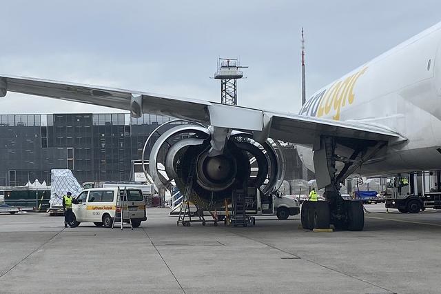 画像: 貨物航空会社「アエロロジック」のボーイング777がエンジンのオーバーホールを受けている。脇にはルフトハンザ・テヒニークのT5トランスポーターが。
