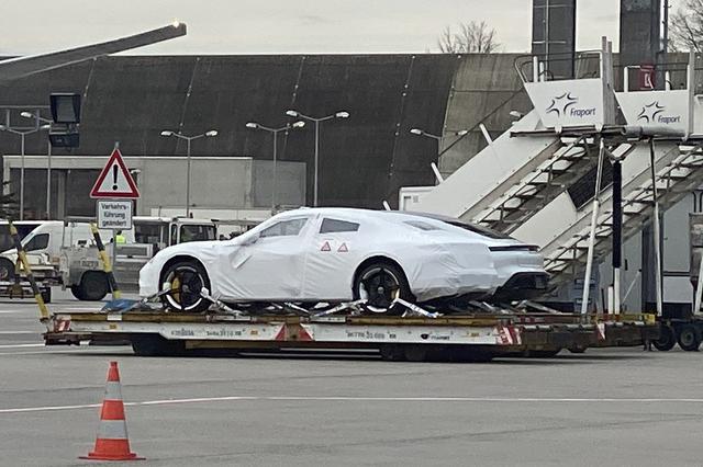 画像: 空輸を待つポルシェ・タイカン。