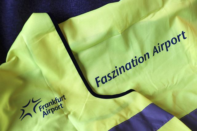 画像: 蛍光ベストは記念品だった。背中にはFaszination Airport(魅惑の空港)の文字が