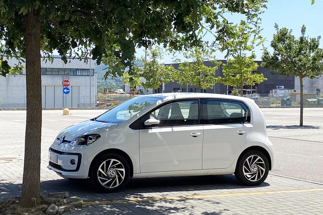 画像: 教習車は大半の場合、経営者兼インストラクターにとって通勤の足でもある。したがって、それなりのグレードのものが使われていることが少なくない。