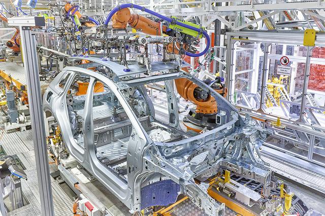 画像1: 「Audi Q4 e-tron」の生産がAudi創業の地でスタート