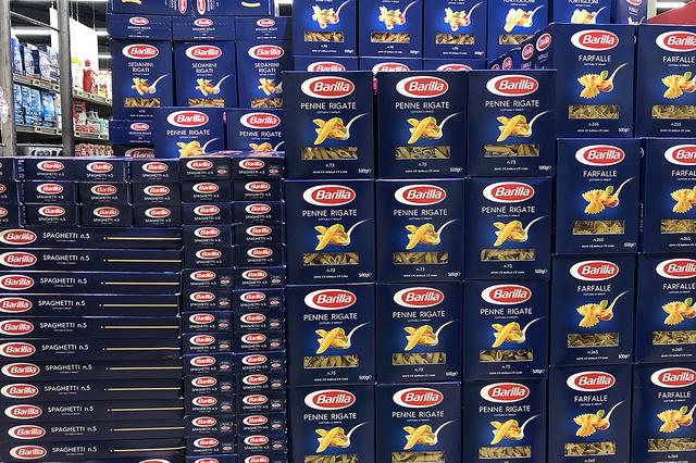 画像: 山積み陳列された「バリッラ」のパスタは、イタリアのスーパーにおける日常風景である。