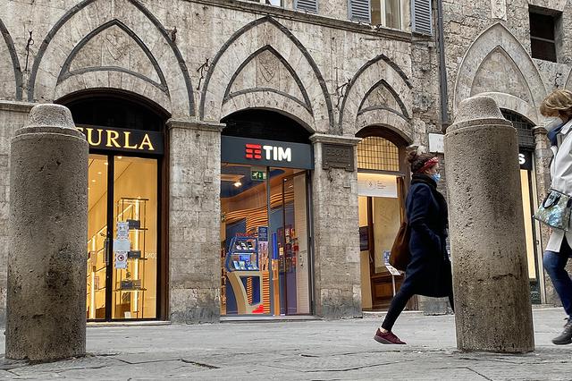 画像: 「TIM」は旧イタリア電信電話公社系の通信事業者。これはシエナ旧市街のショップ。