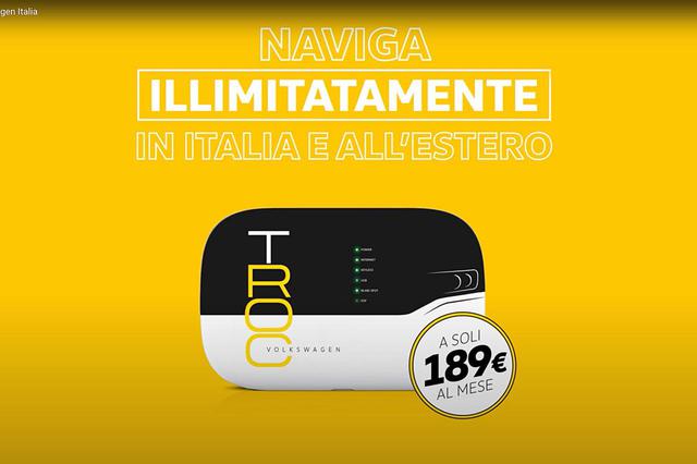 画像: それなら「イタリアでも海外でも使い放題が月々僅か189ユーロ」。モバイルWi-Fiルーターの広告のように見えて、実はT-RocのCMだった。