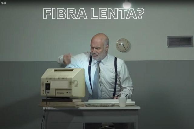 画像: 以下イタリアにおけるCMから。光回線が遅い?
