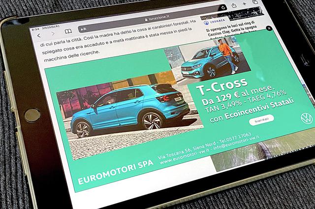 画像: 筆者がタブレットで地方新聞ウェブ版を閲覧していたとき現れたT-crossの広告。地元販売店によるものである。2021年3月撮影。