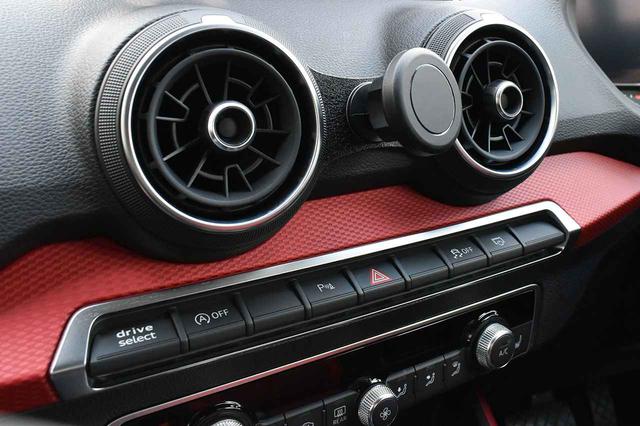 画像: Audi Q2 (GA) マグネット装着
