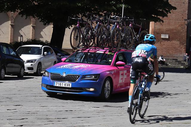 画像: チーム「EFエデュケーション・NIPPO」のサポートカーであるシュコダ・スパーブ・ワゴン