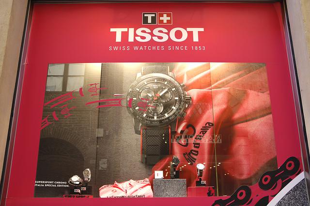 画像: 地元の時計店は、オフィシャル・タイムキーパーのTISSOTでウィンドーを飾った。以下2021年5月20日、シエナ旧市街にて撮影。