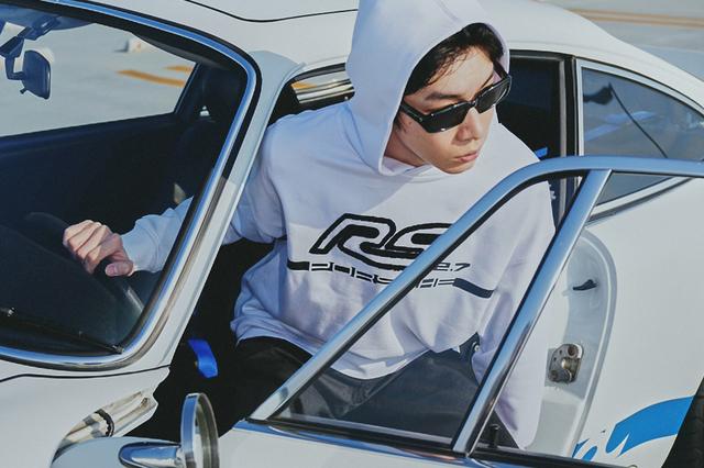 新品未使用★ポルシェ RS2.7 パーカー 50周年記念 日本限定 ブラック 日本限定デザインのポルシェ911 カレラRS2.7 フーディーが1,000