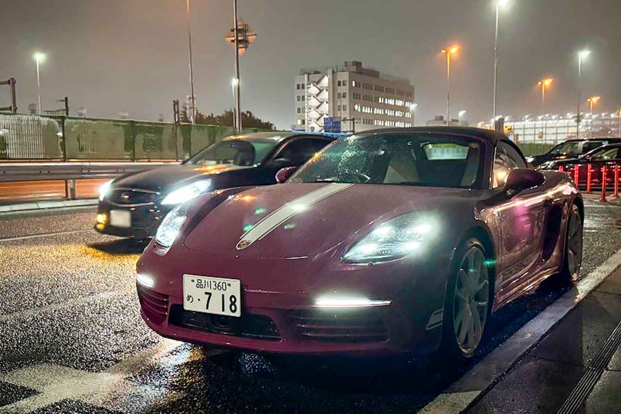 画像: 雨が降ってきたのでソフトトップを閉めた状態で撮影。雨に濡れると、ルビースターネオのボディカラーがさらに艶っぽくなるから不思議。