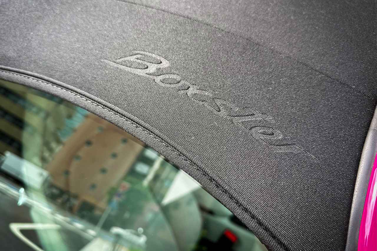 画像: ソフトトップにはさりげなく"Boxter"の刻印が。