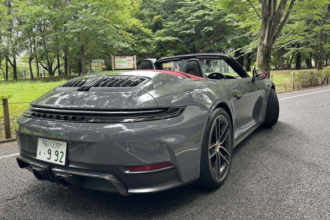 画像: わずか12秒で開閉するソフトトップ。しかも50km/h以下であえば走行中でも開閉可能。