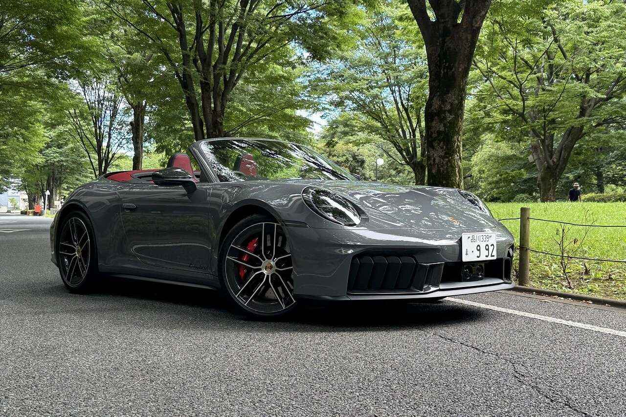 画像: ポルシェ 911 Carerra GTS Cabrioletのボディカラーは「スレートグレーネオ」、内装はブラック/ボルドーレッドのツートーンレザーインテリアの組み合わせが洒落てます。