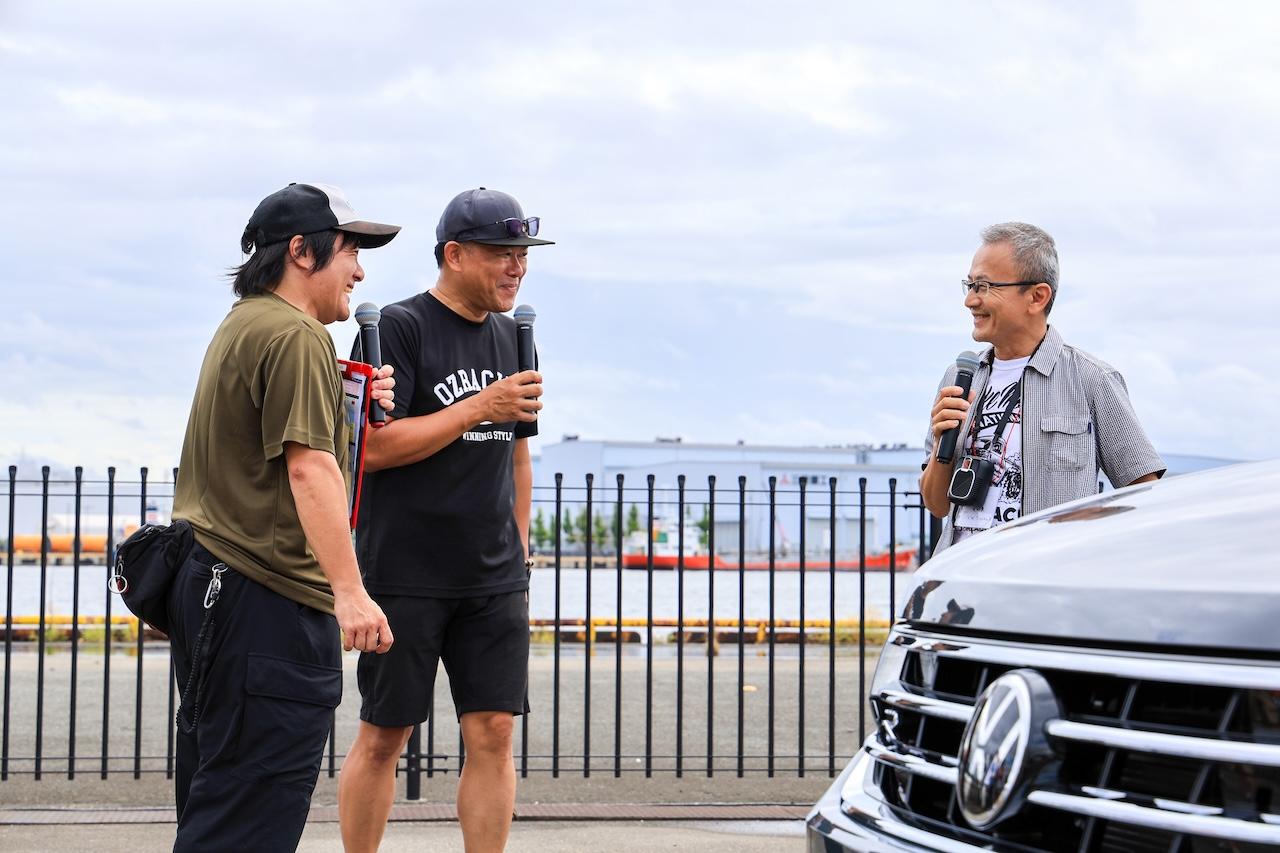 画像: 西尾タクトさんとオーゼットジャパン内山社長とペアを組み、参加車のオーナーさんにインタビューしていきます。