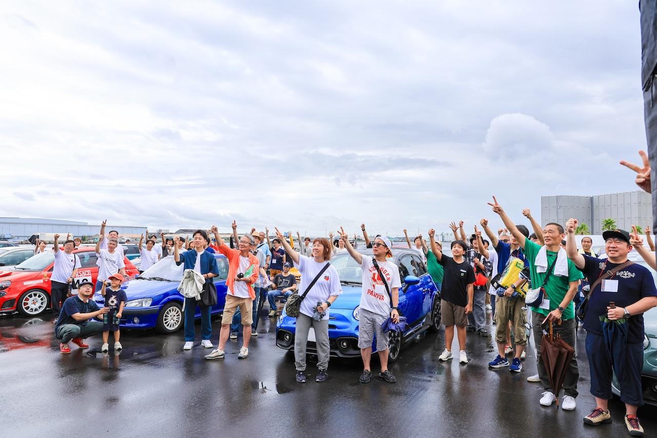 画像: 午後からのプレゼント抽選会は雨が降ったりやんだりのなかで行われました。