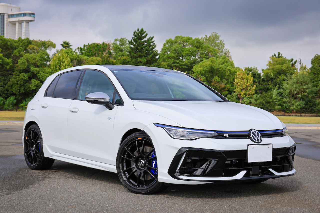 画像: 出展者側ではありますが、maniacsデモカーであるGolf Rに「OZ × maniacs Ultraleggera-HLT NERO」を装置したクルマを持ち込み、maniacsブース前で展示を行いました。
