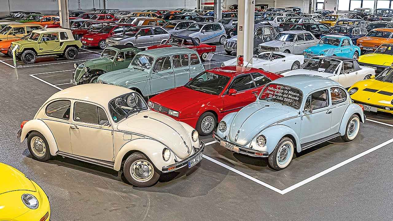 画像: AUTO BILDのクリーム色の白いVWビートルと、ヴォルフスブルクのAutostadtにあるほとんど使われていない青い相棒が再会した。