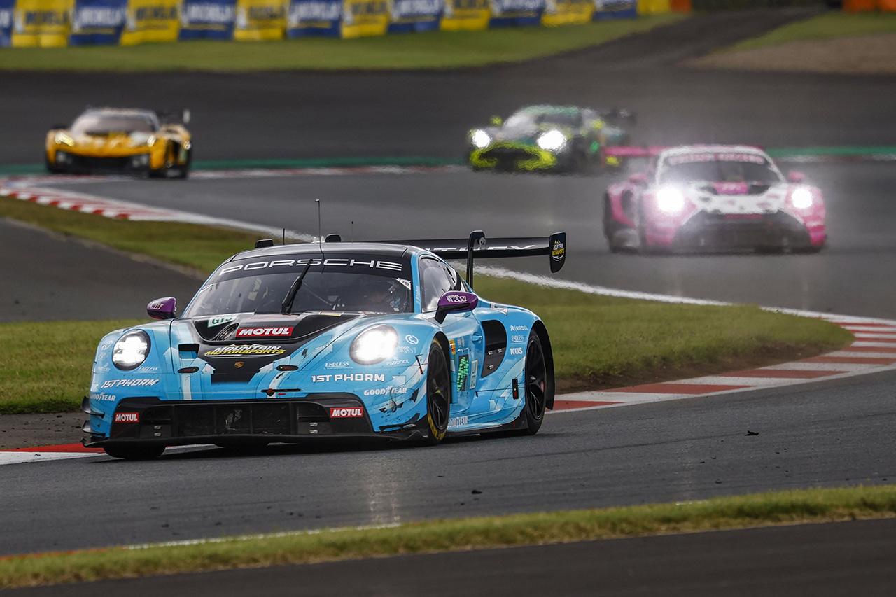 画像1: LMGT3クラスではマンタイが首位を守る