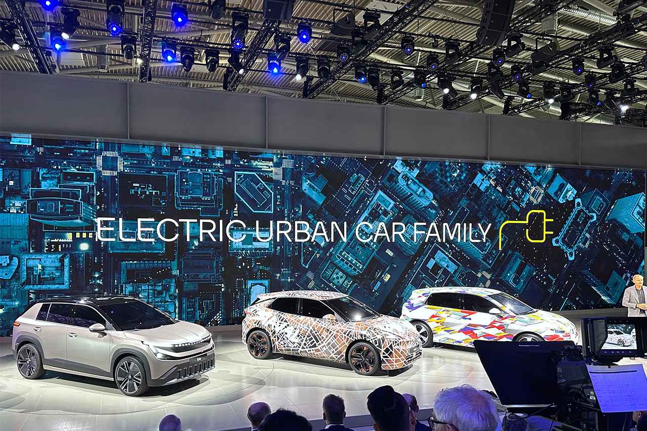 画像: フォルクスワーゲン(VW)グループの記者発表会に並んだエレクトリック・アーバン・カーファミリー。左から「Skoda Epiq」「Cupra Raval」「VW ID.Polo」。