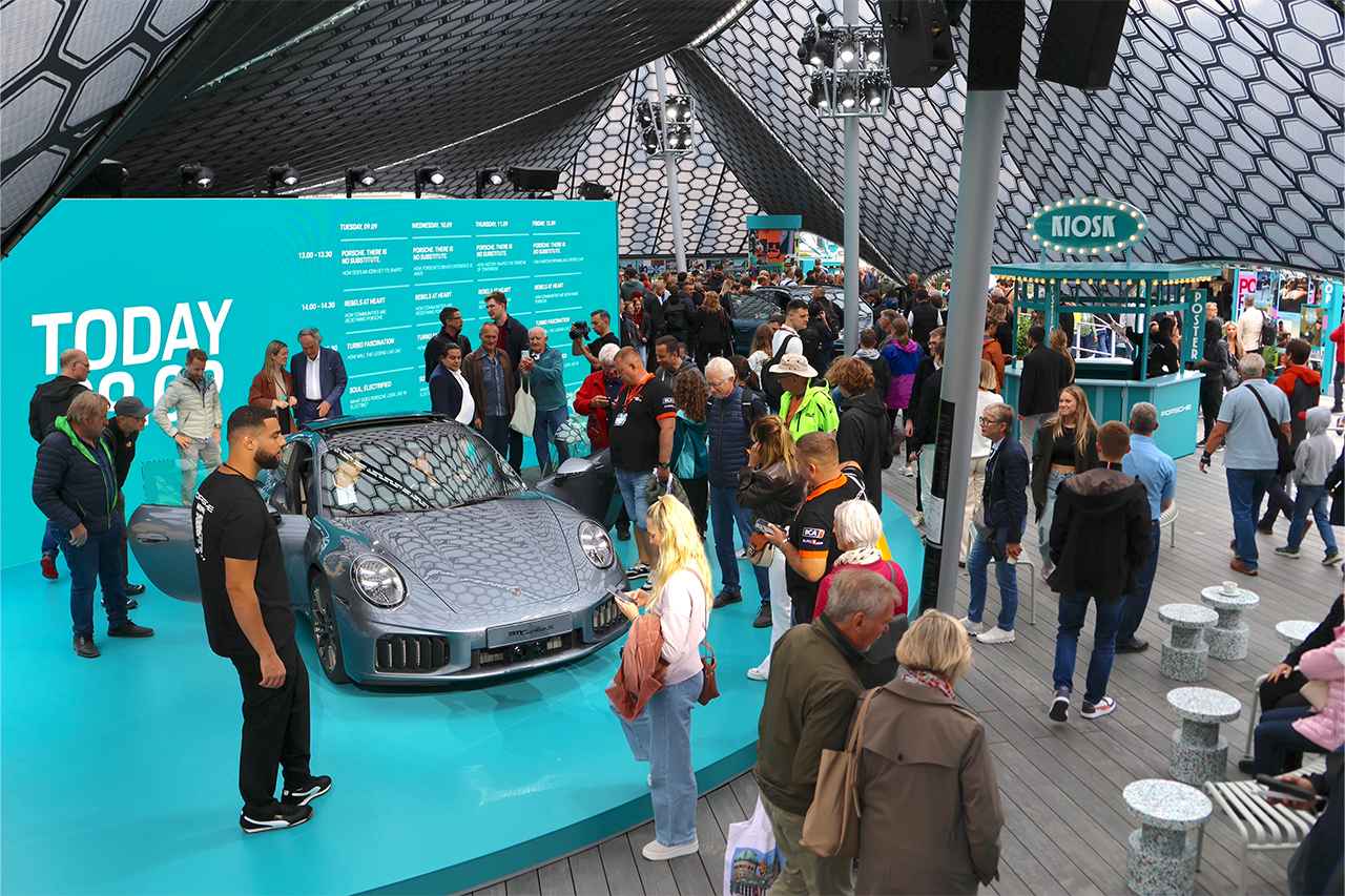 画像: 2023年と同様アウディの隣に設けられたポルシェの市内パビリオン。