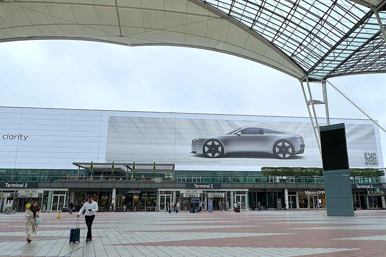 画像: 以下は会場外のスナップ。ミュンヘン空港第2ターミナルでは、巨大なAudi Concept Cが迎えてくれた。