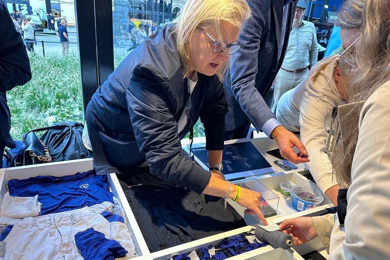 画像: リサイクルのコーナー。工場従業員の作業服から紡いだ糸で、車両の内装づくりに活かしている。