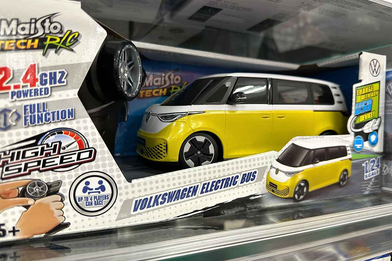 画像: これはメッセに近いチェーン系雑貨スーパーで。ID.BUZZの1/24ラジオ・コントロールカー。マイスト社製である。