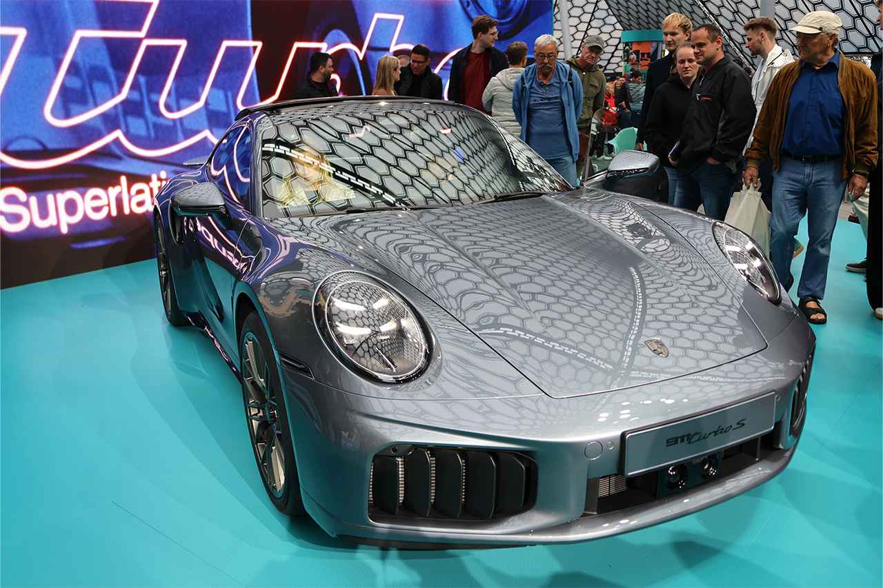 画像: 電動過給器を2基搭載し、公道用911史上最強を誇る「911 Turbo S」。